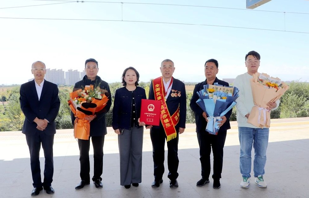 榮獲“全國(guó)民族團(tuán)結(jié)進(jìn)步模范個(gè)人”稱號(hào)的前進(jìn)集團(tuán)董事長(zhǎng)馬志祥載譽(yù)歸來(lái)